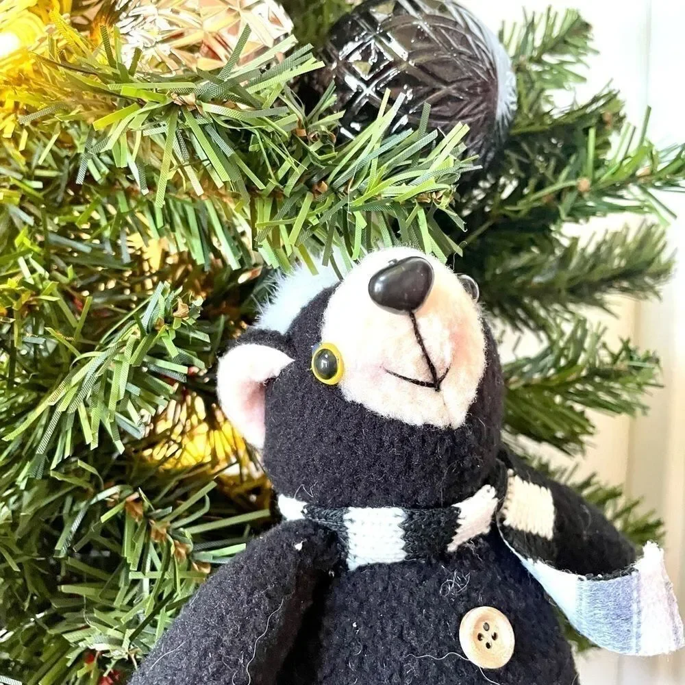 WREATH NWT BLACK, SILVER & WHITE 24” BEAR PRE-LIT WREATH